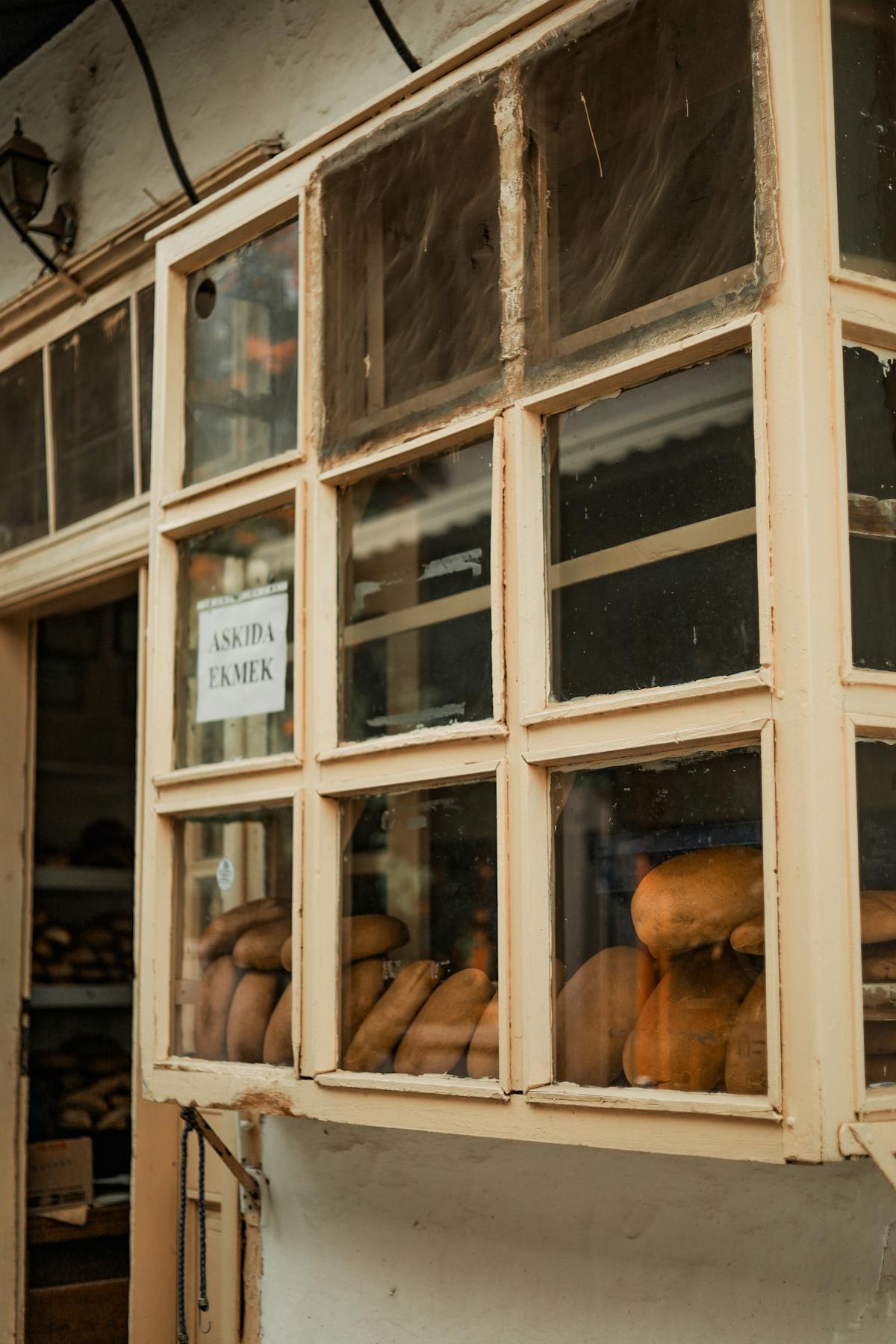 毎朝6種類以上のパンが並ぶショーケース